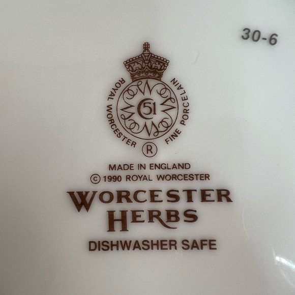 Royal Worcester Herbs Medium Round SCALLOPED BOWL Botanical Florals Gold Trim - Picture 10 of 10